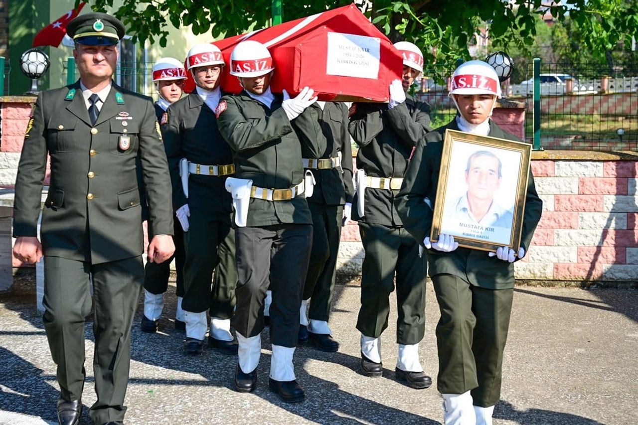 TÖRENİN ARDINDAN PROTOKOL ÜYELERİ, MERHUM GAZİNİN AİLESİNE VE YAKINLARINA BAŞSAĞLIĞI DİLEKLERİNİ...