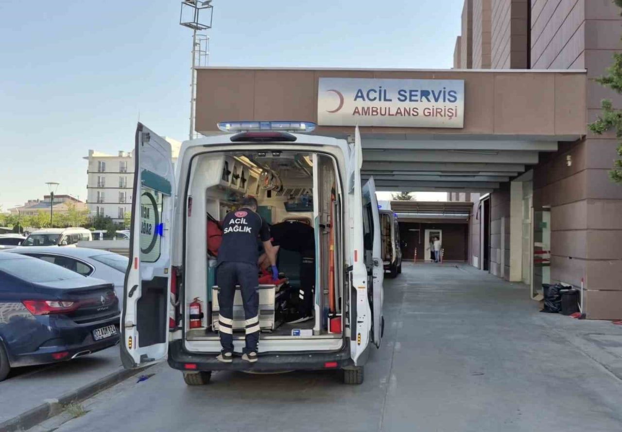 ADIYAMAN’DA, FAALİYET GÖSTEREN BİR FABRİKADA KUMAŞ TIRAŞLAMA MAKİNESİNE ELİNİ KAPTIRAN İŞÇİ...