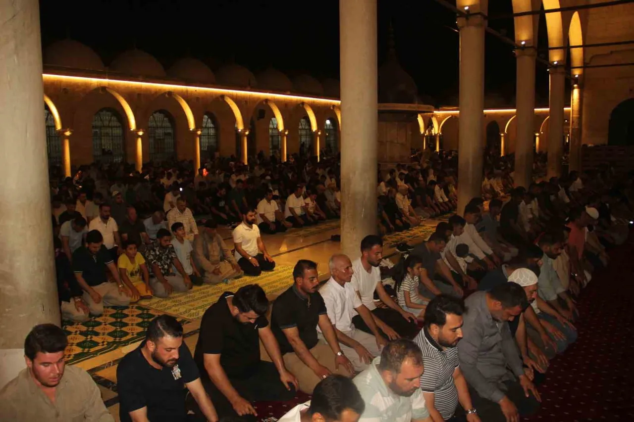 ŞANLIURFA'DA MEVLİT KANDİLİ COŞKUSU -VATANDAŞLAR CAMİ AVLUSUNDA NAMAZ KILDI