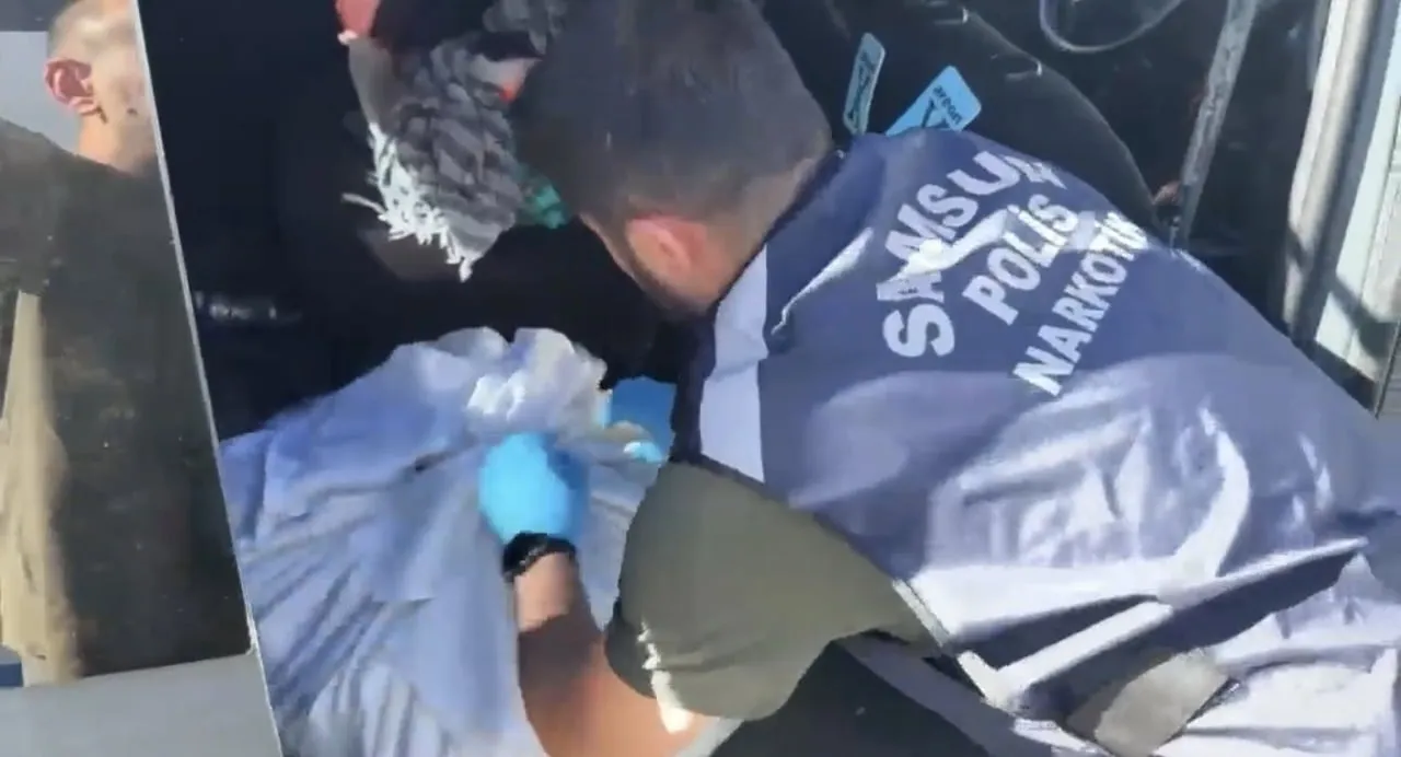 SAMSUN’DA POLİS EKİPLERİNCE DÜZENLENEN UYUŞTURUCU OPERASYONUNDA 24 BİN 640 ADET SENTETİK ECZA HAP...
