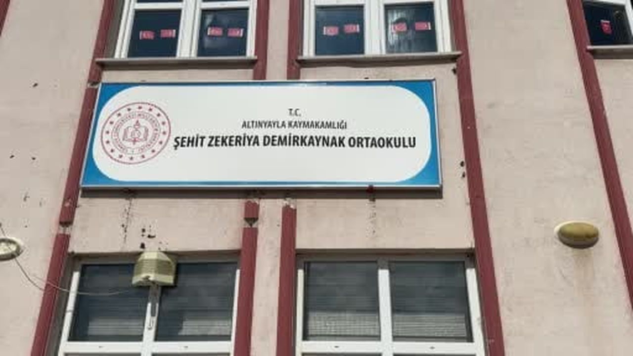 Minik eller ve yöneticiler kolları sıvadı, okulda tadilat yapıldı