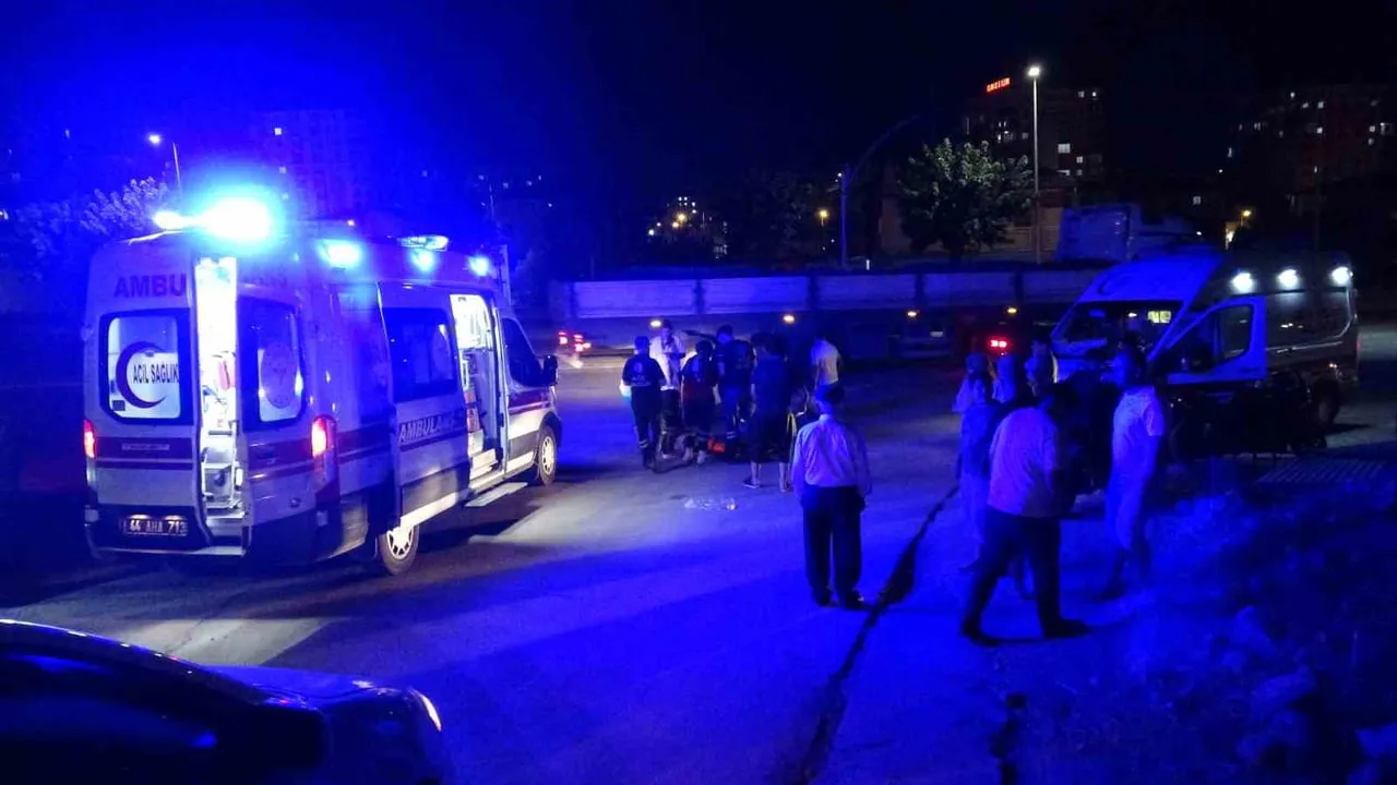 MALATYA’DA OTOMOBİL MOTOSİKLETE ÇARPTI: 2 KARDEŞ YARALANDI