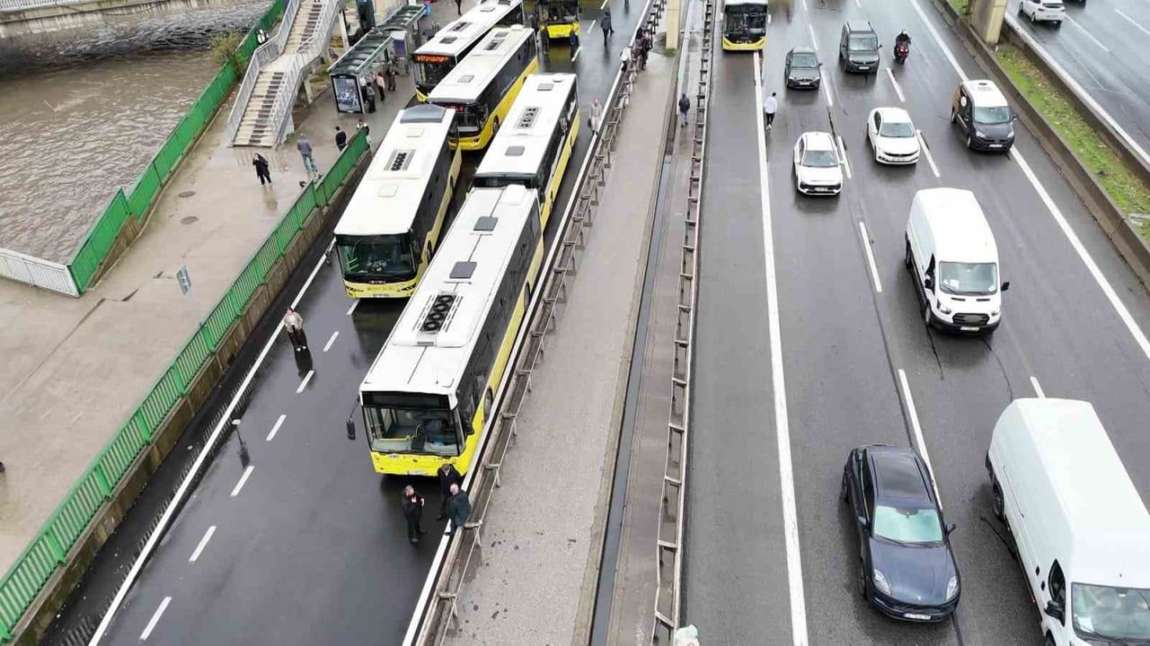 KADIKÖY D-100 KARAYOLU GÖZTEPE MEVKİİNDE ARIZALANAN İETT OTOBÜSÜ ULAŞIMI OLUMSUZ ETKİLEDİ. YAN...