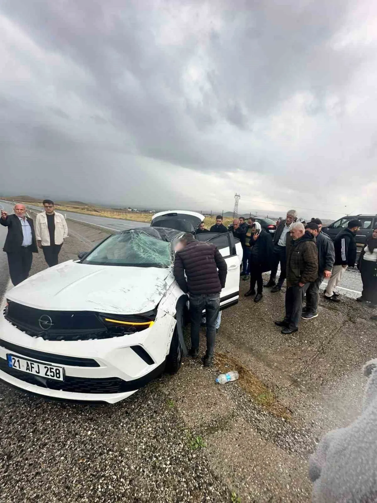 DİYARBAKIR’IN SİLVAN İLÇESİNDE SÜRÜCÜSÜNÜN DİREKSİYON HAKİMİYETİNİ KAYBETTİĞİ OTOMOBİL YOLDAN...