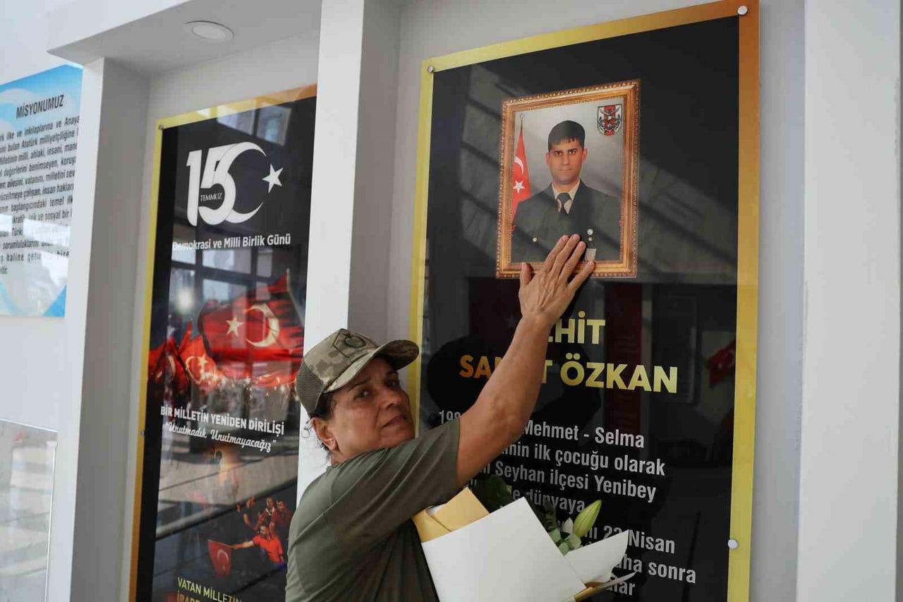 ŞEHİDİN AİLESİNE OKUL YÖNETİMİ TARAFINDAN ÇİÇEK TAKTİM EDİLDİ.