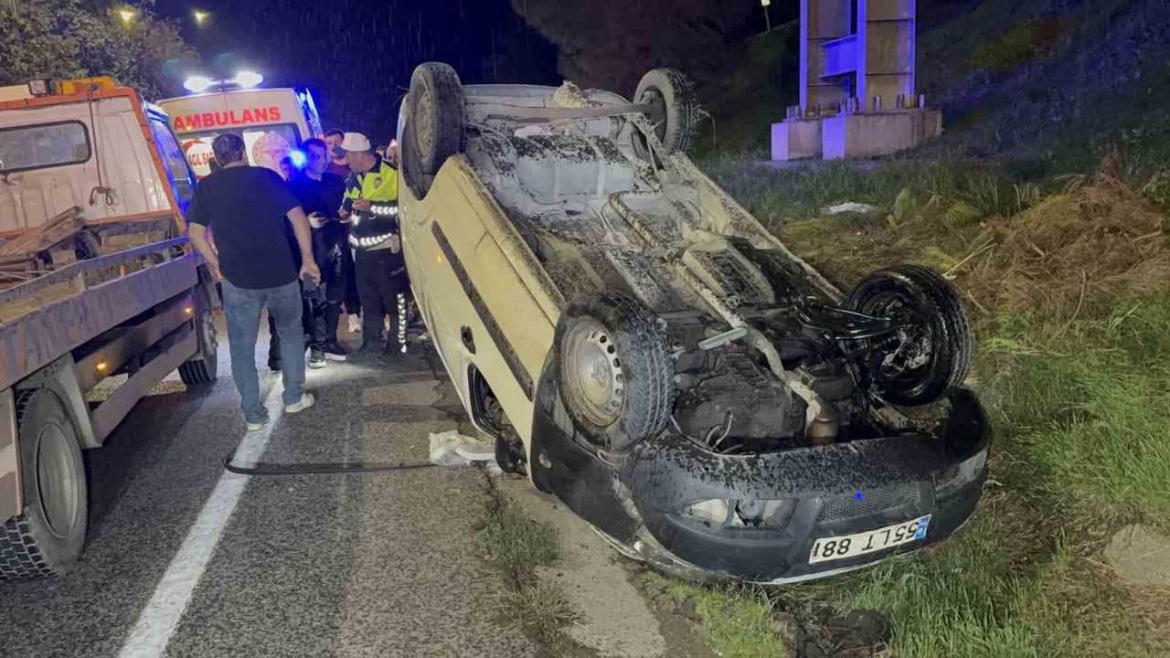 SAMSUN’UN CANİK İLÇESİNDE HAFİF TİCARİ ARACIN YAKLAŞIK 30 METREDEN ATATÜRK BULVARI’NA YUVARLANMASI...