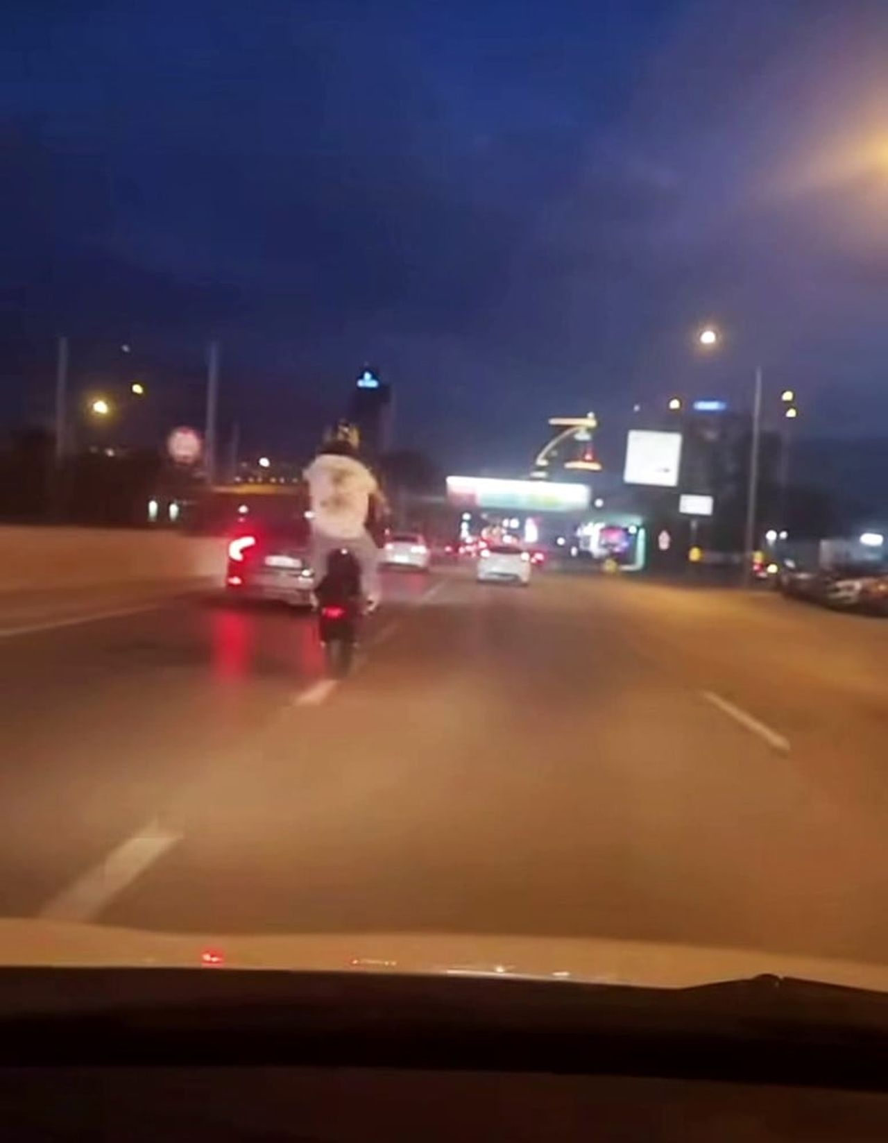 OSMANGAZİ İLÇESİNDE PLAKASIZ MOTOSİKLET SÜRÜCÜSÜ, TRAFİKTE SEYİR HALİNDEYKEN ÖN KALDIRARAK...