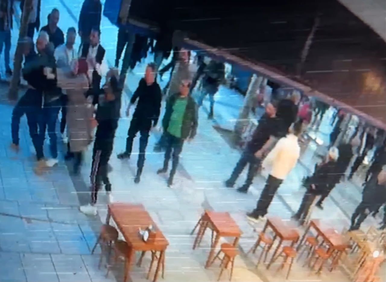 SAKARYA’NIN ADAPAZARI İLÇESİNDE 17 YAŞINDAKİ GENÇ KIZ, ÇAY OCAĞINDAN ÇIKTIĞI SIRADA ARKASINDAN...