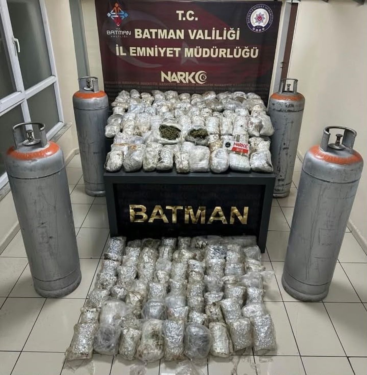 BATMAN’DA SANAYİ TÜPLERİNE ZULALANMIŞ 87,5 KİLO SKUNK ELE GEÇİRİLDİ
