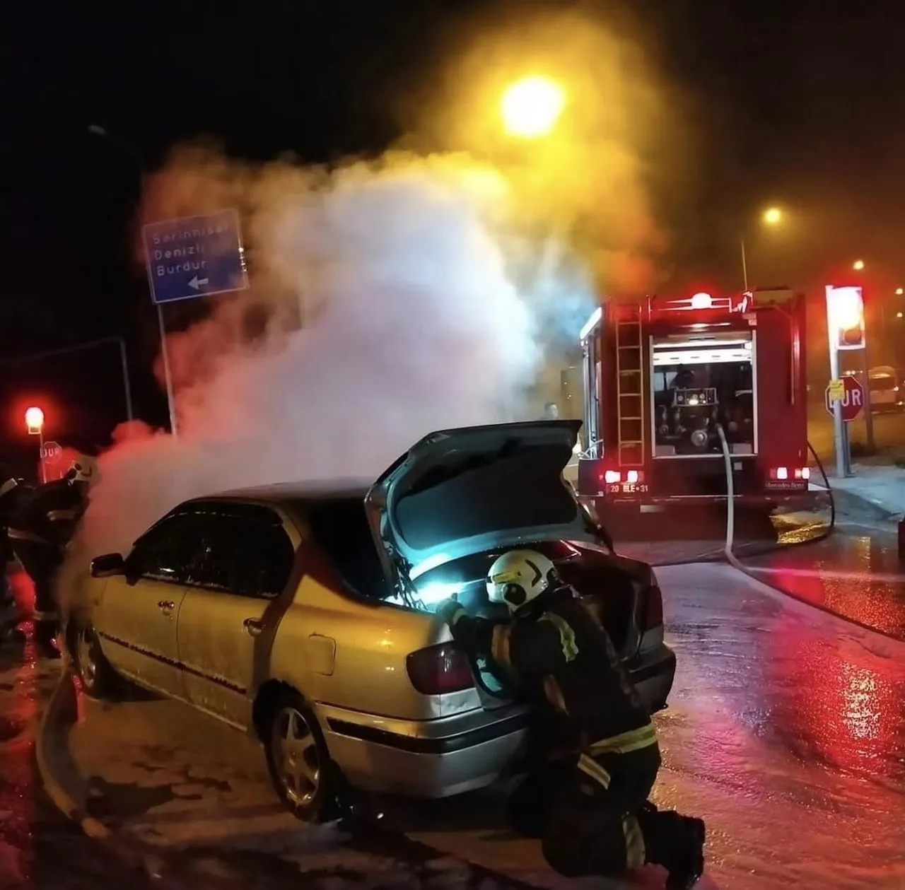 DENİZLİ’NİN ACIPAYAM İLÇESİNDE BİR OTOMOBİLDE ÇIKAN YANGIN, İTFAİYE EKİPLERİNİN HIZLI...