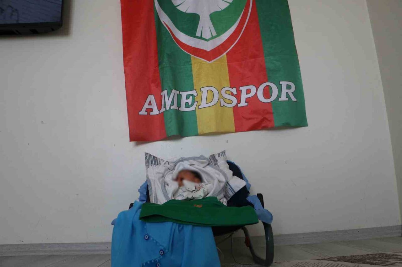 DİYARBAKIR’DA YAŞAYAN MEHMET YÜCEL, AMEDSPOR FORMASI GİYEN MBAYE DİAGNE’NİN GEÇEN SEZON SÜPER...