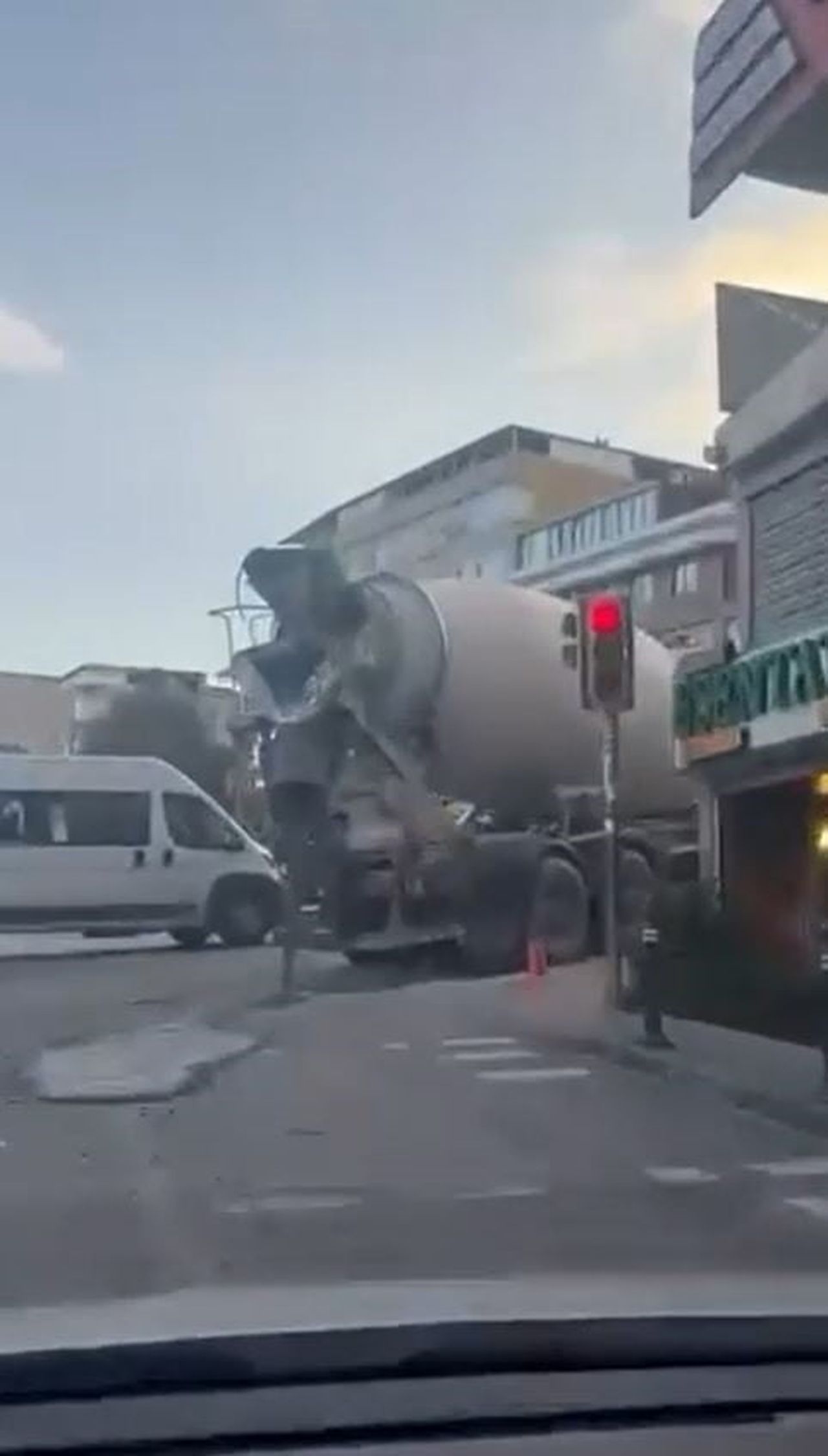 KÜÇÜKÇEKMECE’DE YOLA BETON DÖKEREK ÇEVRE KİRLİLİĞİNE YOL AÇAN KAMYON SÜRÜCÜSÜNE TOPLAM 109 BİN 662...