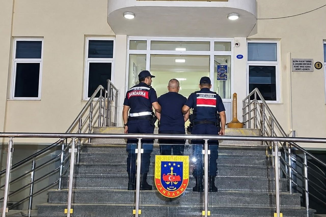 İZMİR’DE 27 YIL HAPİS CEZASI BULUNAN FİRARİ ARANAN ŞAHIS YAKALANDI