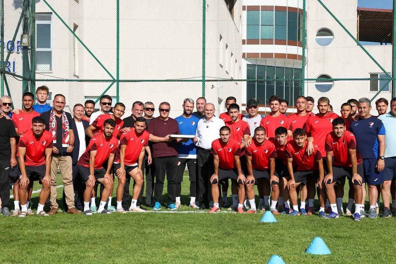 DÜZCE BELEDİYE BAŞKANI DR. FARUK ÖZLÜ, 3. LİG’DE MÜCADELE EDEN DÜZCESPOR’UN ANTRENMANI ÖNCESİNDE...