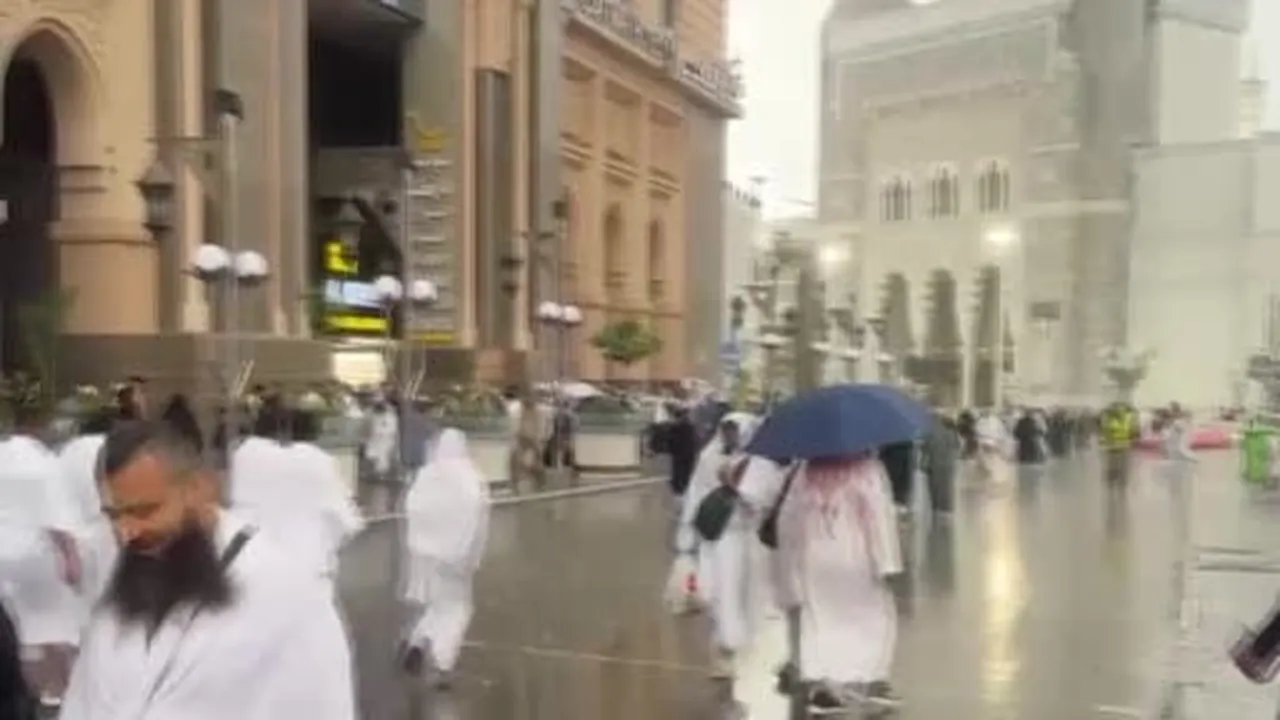 Suudi Arabistan’da Mekke-i Mükerreme başta olmak üzere çeşitli bölgelerde dolu yağışı etkili...