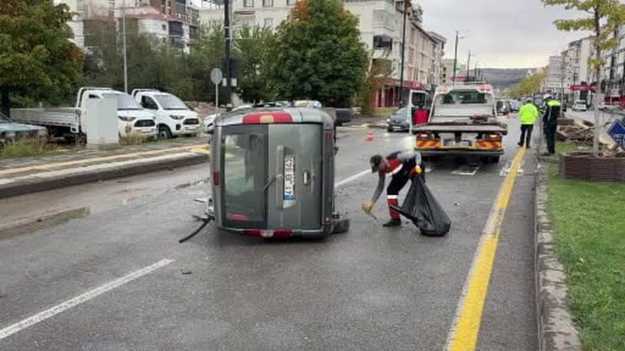 Ağaca çarpan araç yan yattı: 4 yaralı