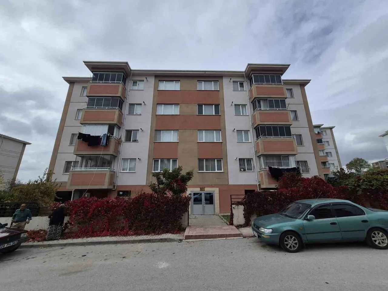 ESKİŞEHİR'DE 4 KATLI APARTMANIN İKİNCİ KATINDAN DÜŞEREK YARALANAN 2 YAŞINDAKİ KIZ ÇOCUĞU HASTANEYE...