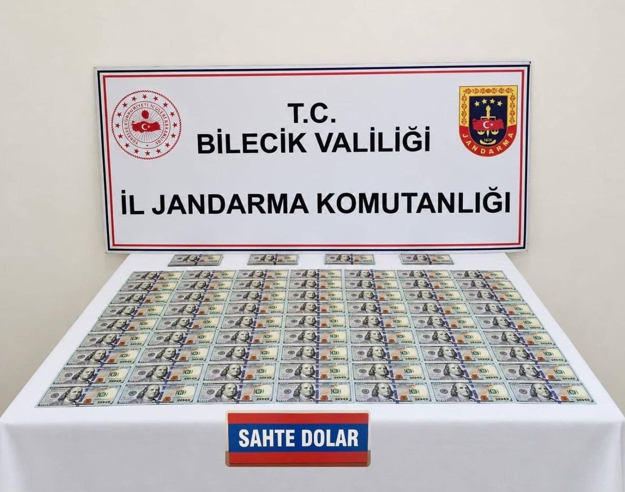 BİLECİK’TE OTOMOBİLDE 202 SAHTE DOLAR ELE GEÇİRİLDİ