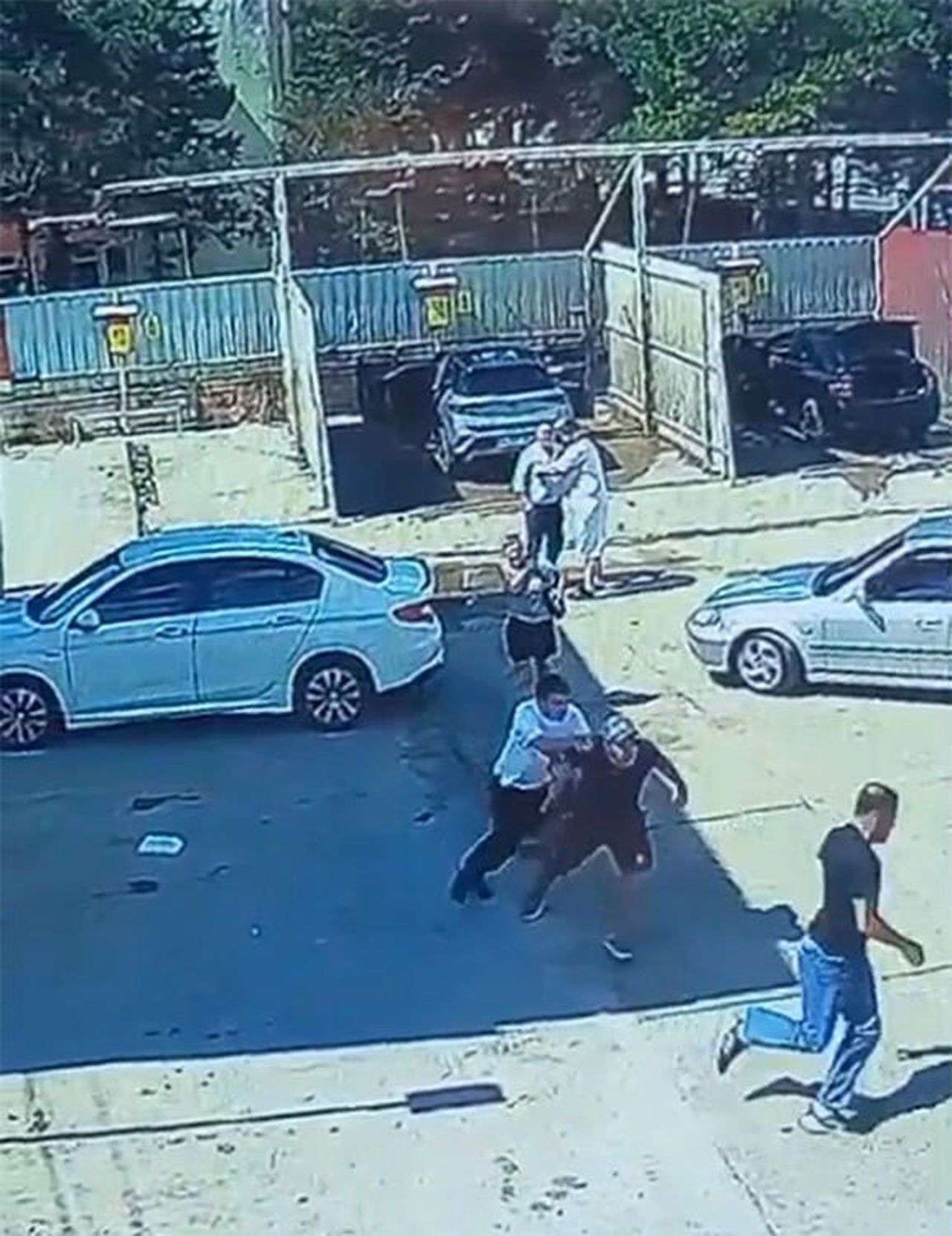 KAVGA ANI GÜVENLİK KAMERASINA YANSIDI.