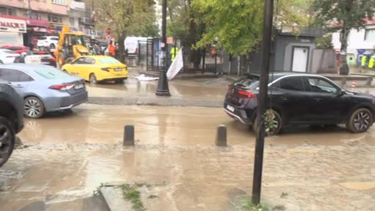 Sarıyer’de sel felaketi: Hasar alan araçlar ve çamurlu yollar böyle görüntülendi
