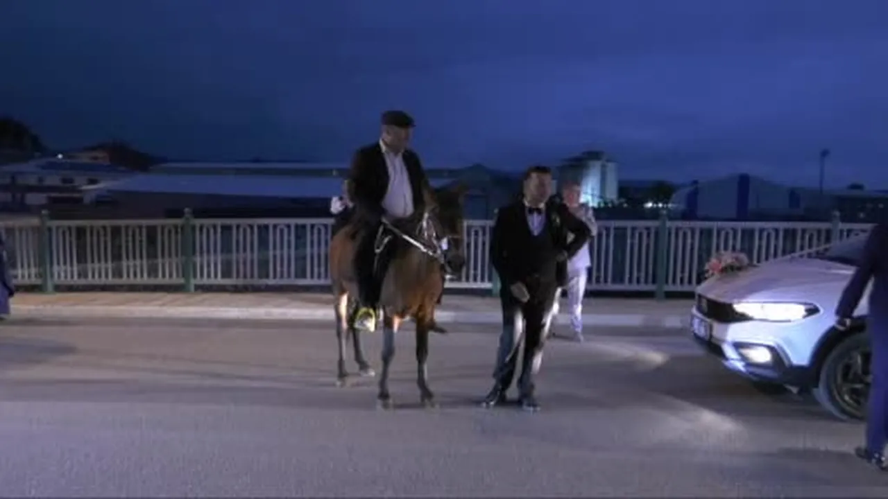 At ile gelin arabasının önünü kesen muhtar ilgi odağı oldu