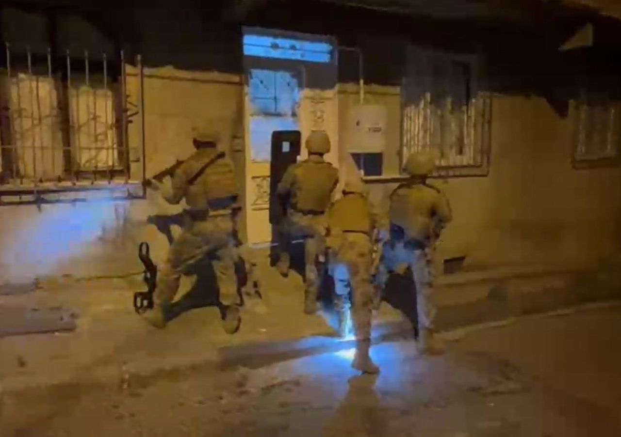 İZMİR MERKEZLİ 4 İLDE GÖZTEPE'NİN 'YALI' VE 'FORZA' İSİMLİ TARAFTAR GRUPLARINA SIZAN SİLAHLI SUÇ...