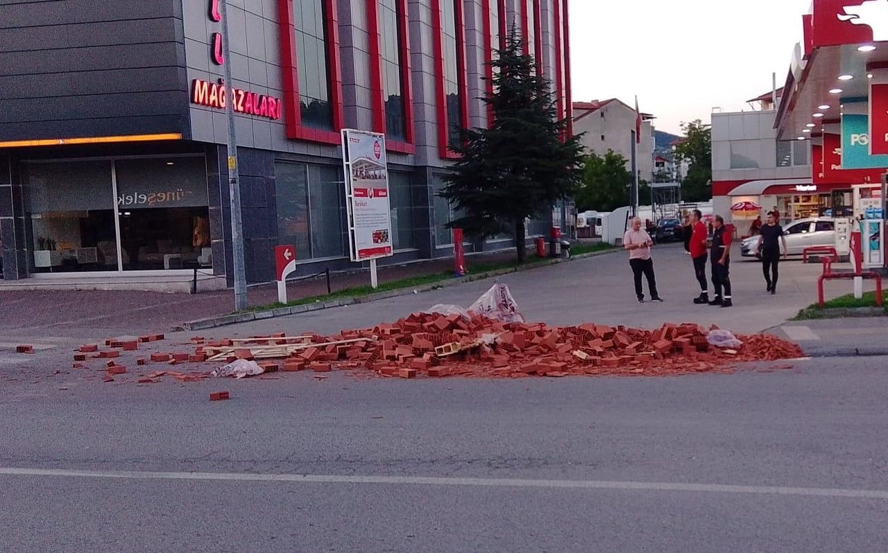 ZONGULDAK'IN ÇAYCUMA İLÇESİNDE MEYDANA GELEN OLAYDA SEYİR HALİNDE OLAN BİR TIRIN KASASINDAKİ...