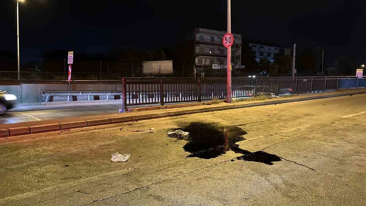 BURSA’DA İDDİAYA GÖRE MAKAS ATAN OTOMOBİL, BATÇIĞA GİRMEDEN REFÜJE ÇARPTI. ÇARPMANIN ETKİSİYLE YAN...