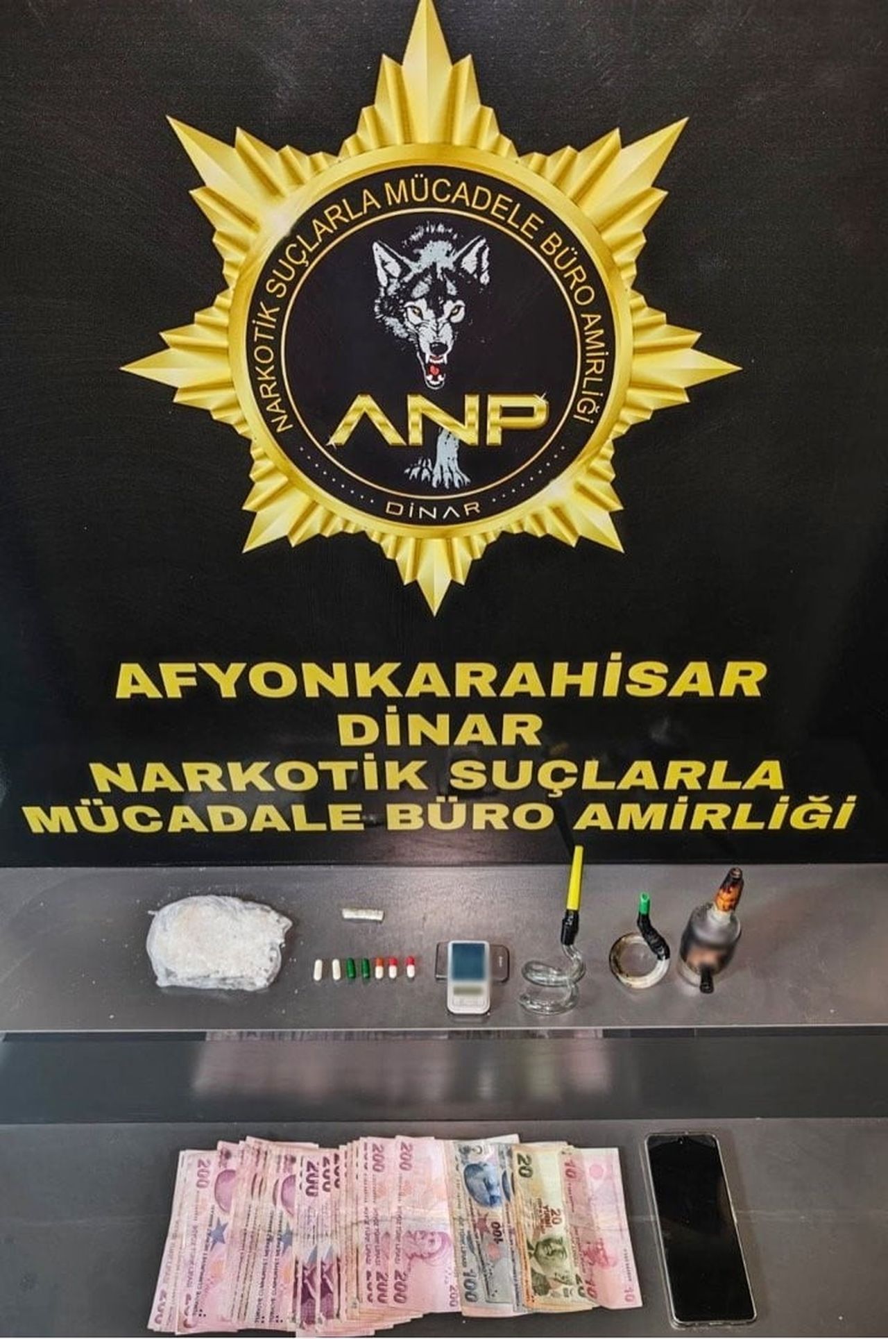 AFYONKARAHİSAR'DA POLİS TARAFINDAN DURDURULAN BİR OTOMOBİLDE YAPILAN ARAMADA UYUŞTURUCU MADDE VE...