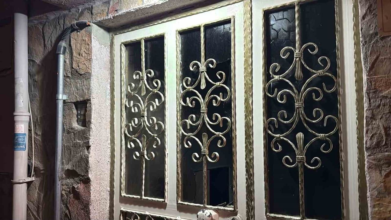 ESKİŞEHİR’DE AİLE İÇİNDE ÇIKAN TARTIŞMADA İKAMETİNİN CAM VE KAPISINA ZARAR VEREN ERKEK ŞAHIS, OLAY...