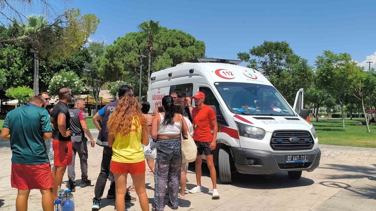 ANTALYA’DA DENİZDE BOĞULMA TEHLİKESİ ATLATARAK CANKURTARANLAR TARAFINDAN SUDAN ÇIKARTILAN VE LK...