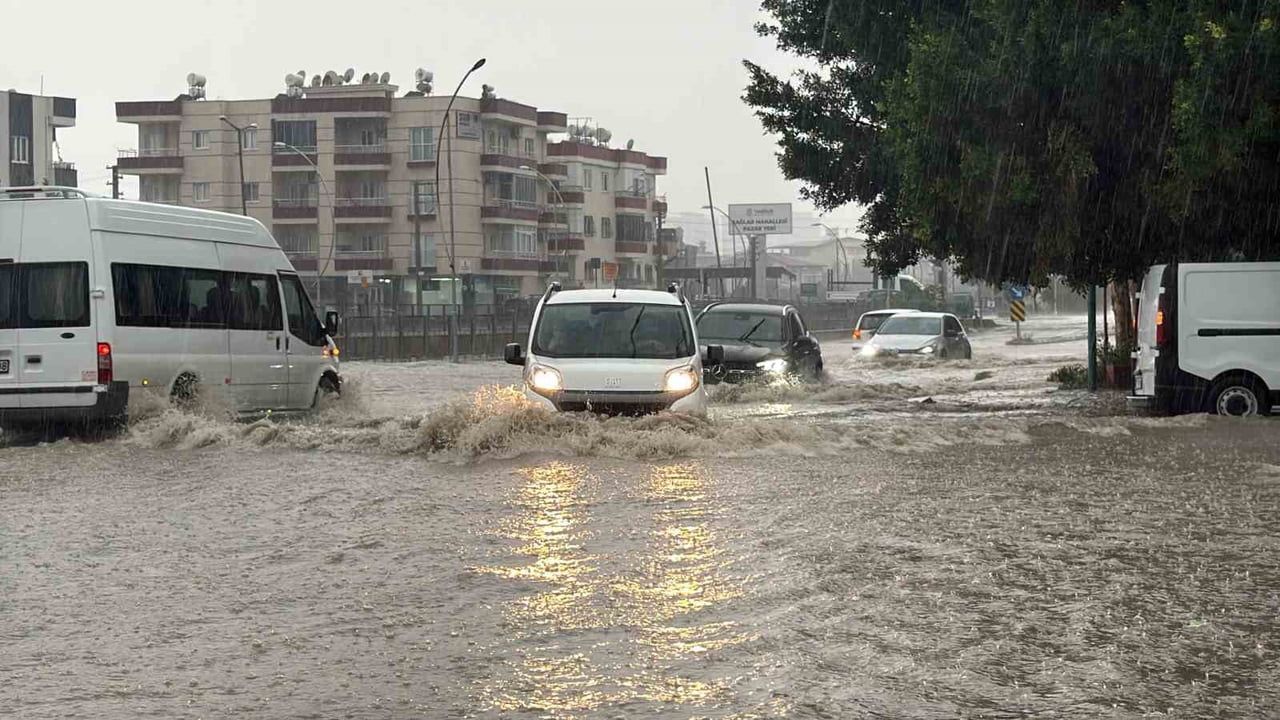 MERSİN’İN TARSUS İLÇESİNDE ETKİLİ OLAN SAĞANAK YAĞIŞ NEDENİYLE BAZI MAHALLELERDE YOLLAR VE SİTE...
