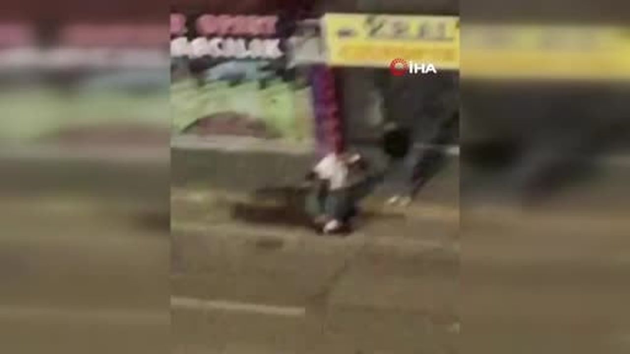 Yerdeki kişinin yüzüne ayağıyla bastı: Şiddet anları kamerada