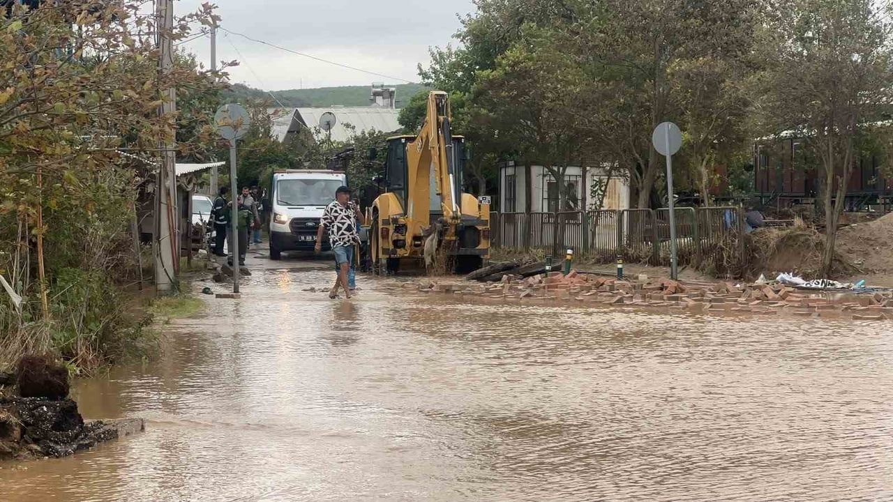 BURSA’NIN MUDANYA İLÇESİNE BAĞLI ESENCE BÖLGESİNDE ETKİLİ OLAN SAĞANAK YAĞIŞIN ARDINDAN MEYDANA...