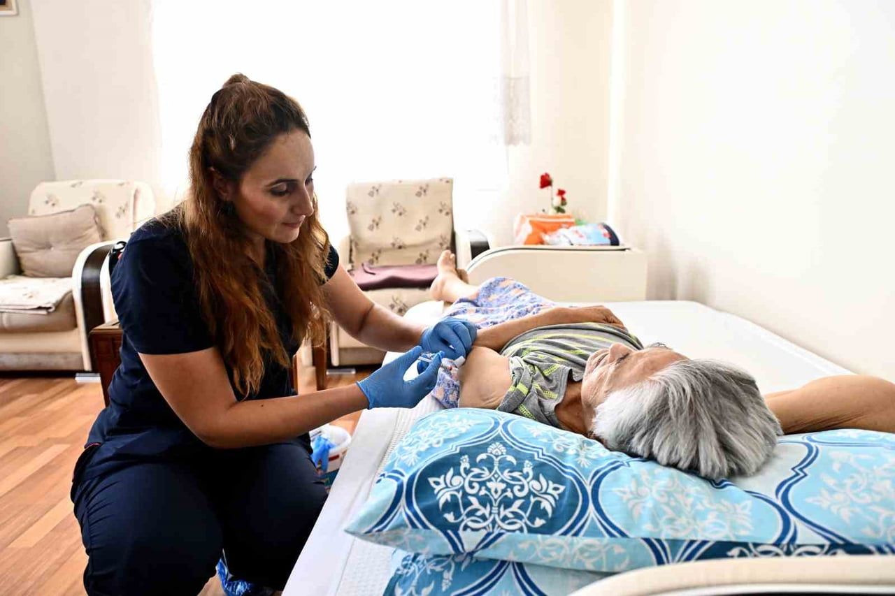 MURATPAŞA’DAN 16 BİN 200 HASTAYA EVDE BAKIM HİZMETİ