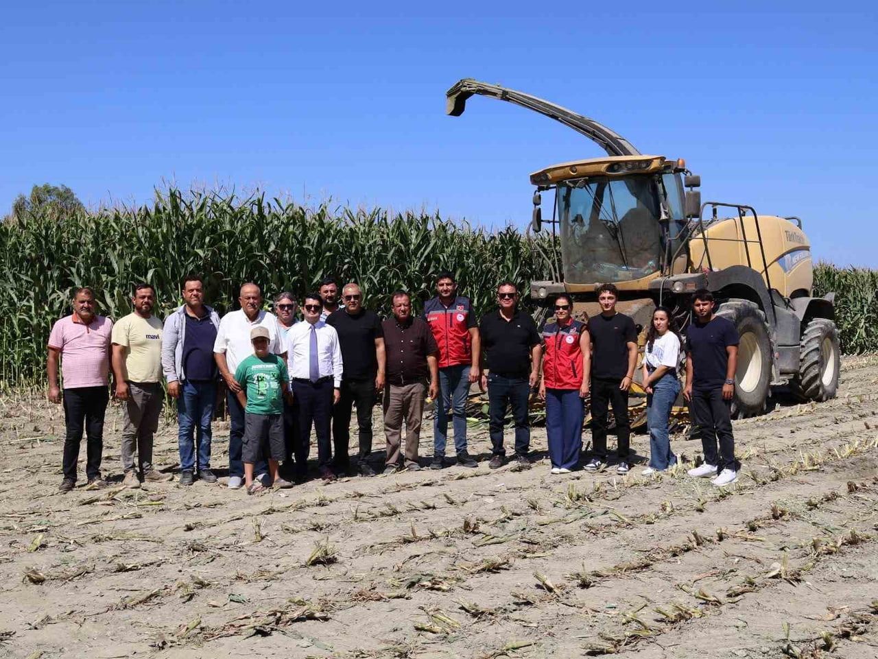 HATAY’IN ARSUZ İLÇESİNDE SİLAJLIK MISIR HASADI BAŞLADI. ARSUZ KAYMAKAMI FATİH EROĞLU, AKÇALI...