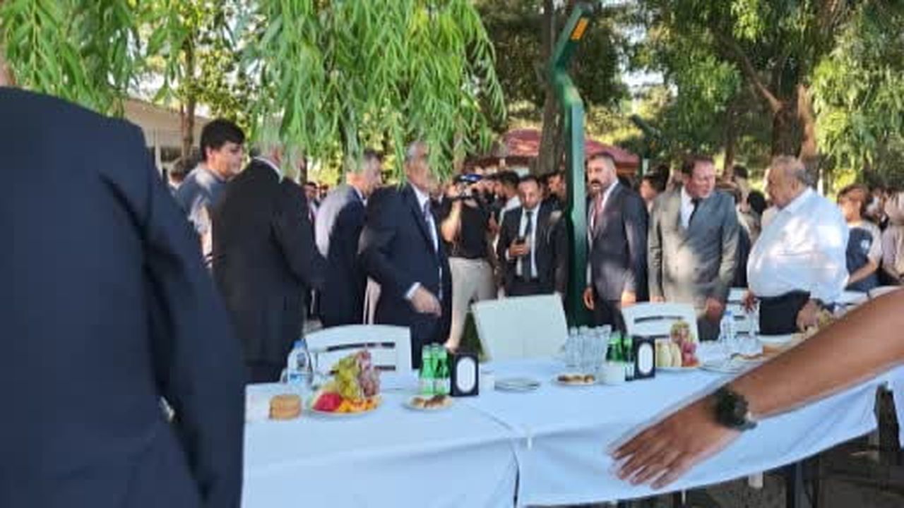 MHP Lideri Bahçeli, Ahlat'ta partililer ve vatandaşlarla buluştu