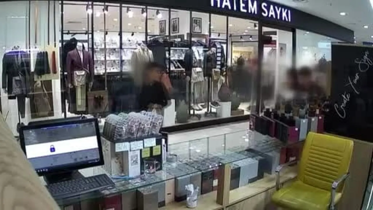 Önce kokladı, hoşuna gidince parfümü cebine koyup uzaklaştı: Hırsızlık anları kamerada