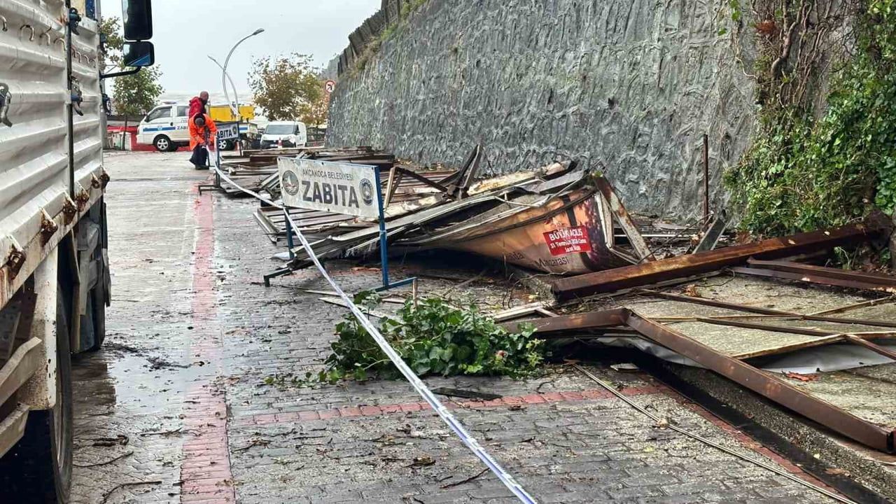 DÜZCE’NİN AKÇAKOCA İLÇESİNDE, KUVVETLİ RÜZGAR KENT MERKEZİNDE BULUNAN AÇIK HAVA REKLAM...