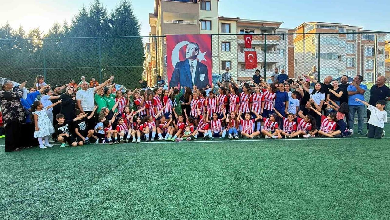 BİLECİK KOLEJİ KIZ FUTBOL TAKIMI U15 GELİŞİM LİGİ’NİN