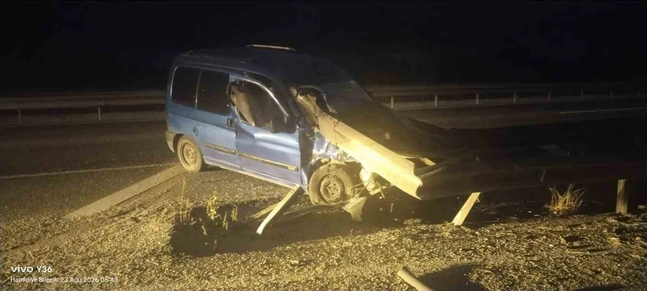 BİLECİK’TE UYUYAN SÜRÜCÜ BARİYERLERE ÇARPTI: 1 YARALI