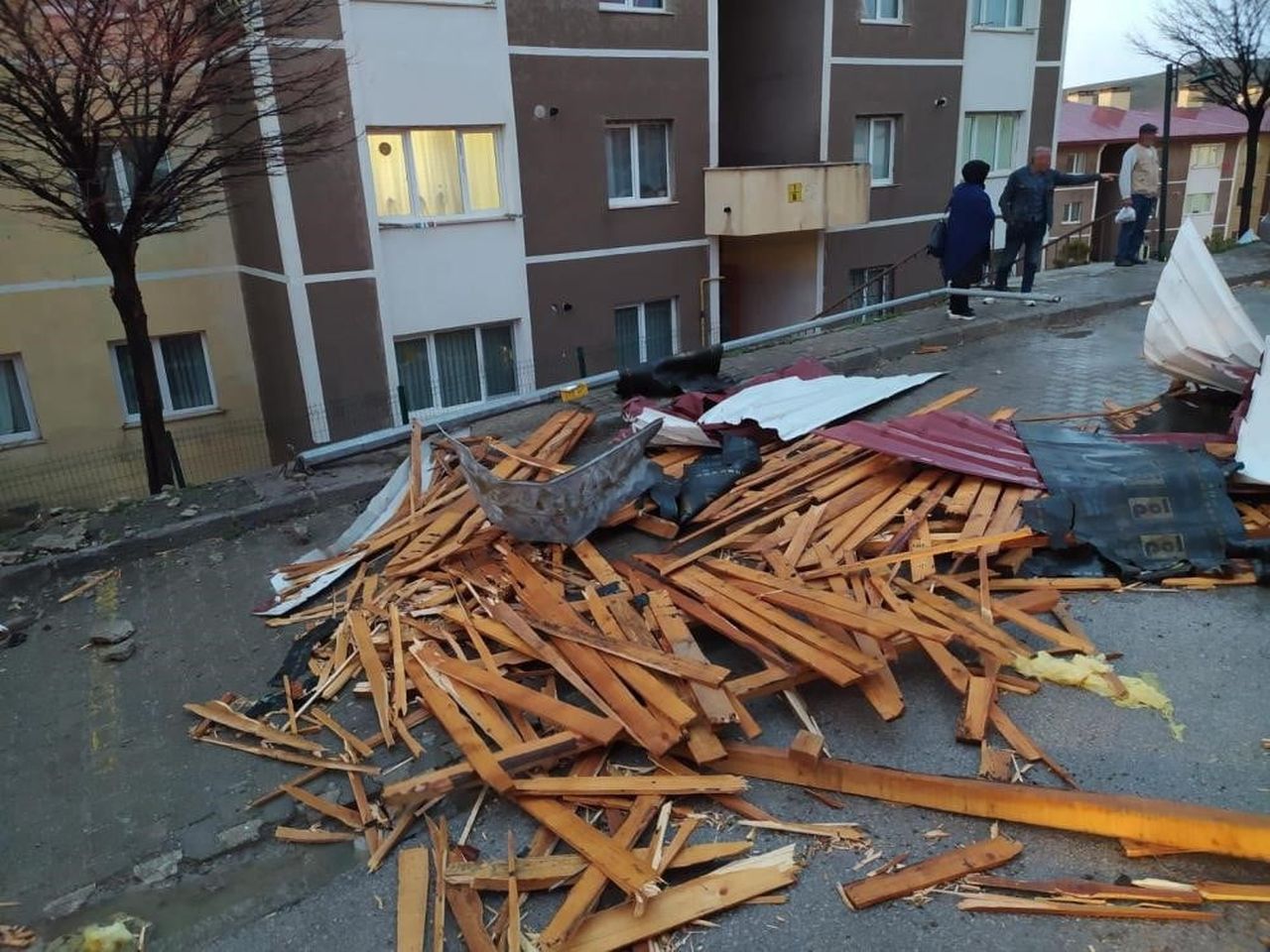AYBURT İÇİN KUVVETLİ RÜZGAR VE FIRTINA UYARISI