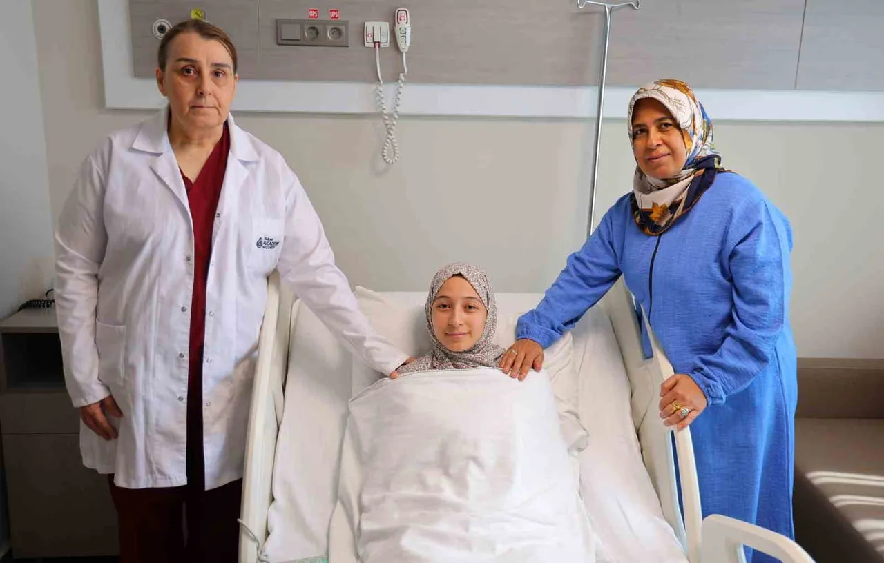 (SOLDAN SAĞA) DR. FERAH KAZANCI, HATİCE AKDERE VE HASTANIN ANNESİ