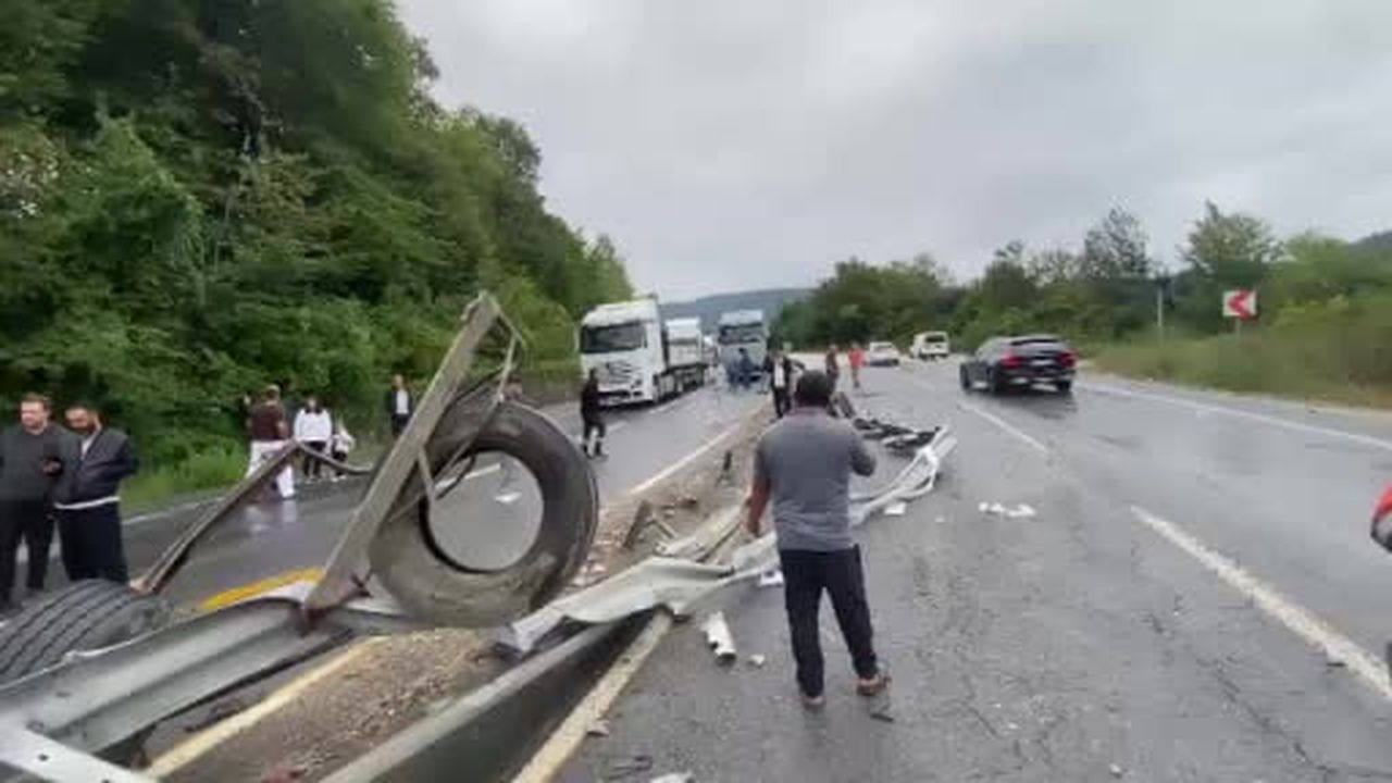 Düzce'de makasyalan tır trafiği felç etti