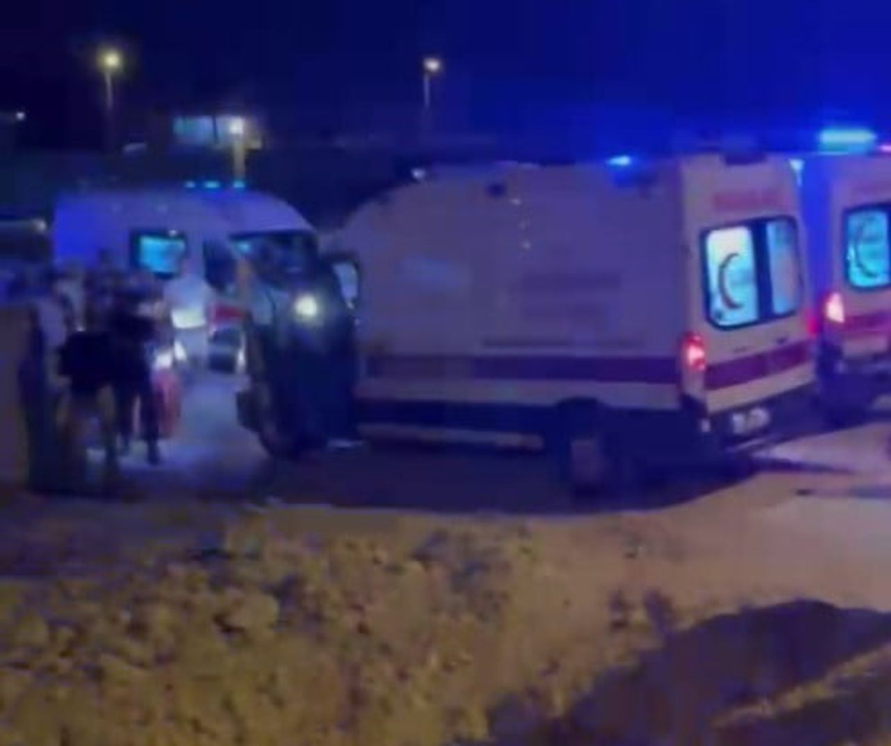 SÜRÜCÜSÜ ÖĞRENİLEMEYEN OTOMOBİL, MAHALLEDE YOL ÇALIŞMA ALANINDA BULUNAN VE KAPATILMAYAN ÇUKURA...