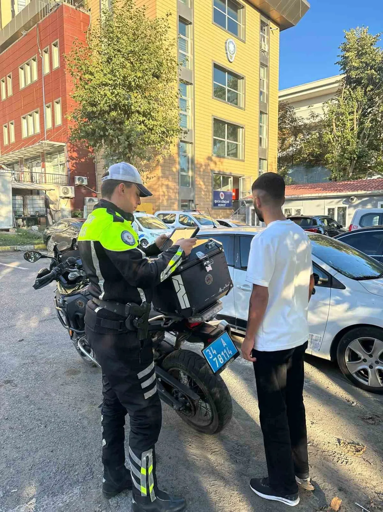 BAŞAKŞEHİR'DE KİRALIK OTOMOBİLLE DRİFT ATTIĞI ANLARI VİDEO KAYDINA ALIP ARKADAŞ GRUBUNA ATAN ŞAHIS...