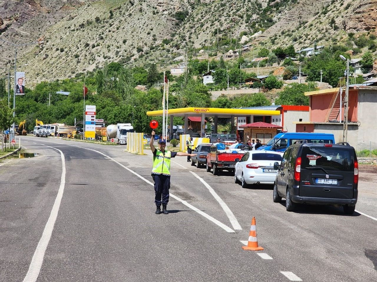 ERZURUM’DA JANDARMA EKİPLERİNİN BİR AY İÇİNDE YAPTIĞI ÇALIŞMALARDA, HAKLARINDA ARAMA KARARI OLAN...