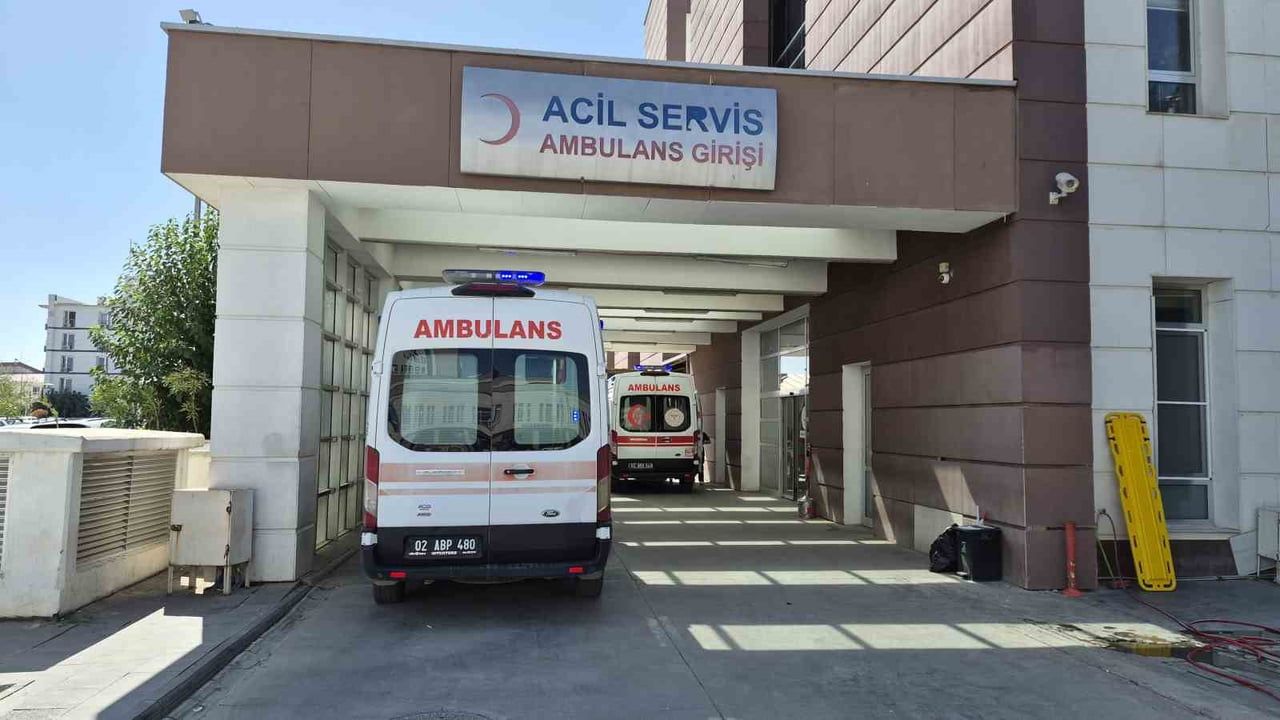 ADIYAMAN’DA OTOMOBİLİN ÇARPTIĞI 9 YAŞINDAKİ ÇOCUK YARALANDI.