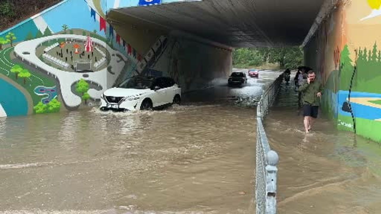 Kocaeli'de sağanak alt geçidi suyla doldurdu