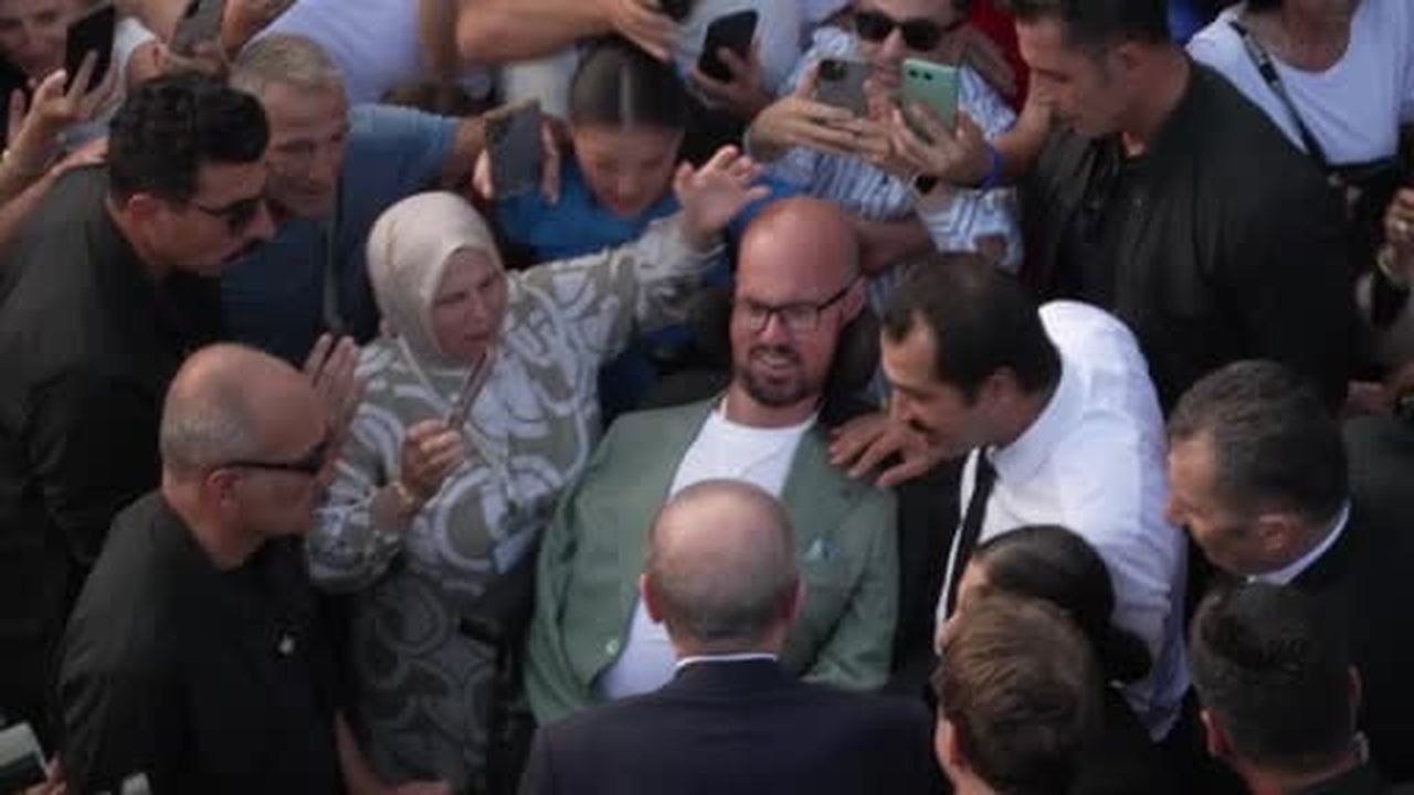 Cumhurbaşkanı Erdoğan'dan engelli gence duygulandıran jest: Otobüsü durdurup yanına gitti